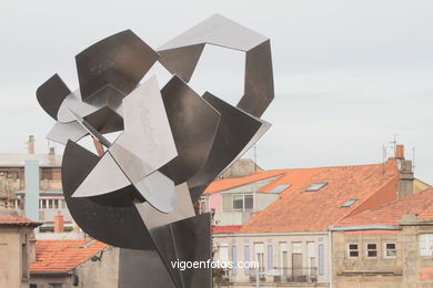 VIGO BICENTENNIAL MONUMENT. SILVERIO RIVAS SCULPTURE