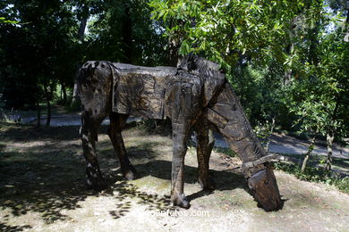 NATUREZA CON ARTE. EXPOSICIÓN DE ESCULTURA JARDÍNS PAZO QUIÑONES DE LEÓN (CASTRELOS) VIGO. 