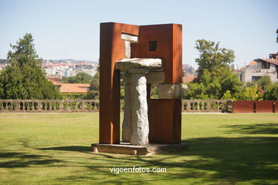 NATUREZA CON ARTE. EXPOSICIÓN DE ESCULTURA JARDÍNS PAZO QUIÑONES DE LEÓN (CASTRELOS) VIGO. 