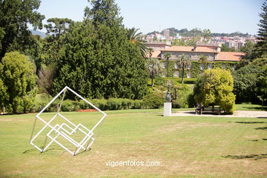 NATUREZA CON ARTE. EXPOSICIÓN DE ESCULTURA JARDÍNS PAZO QUIÑONES DE LEÓN (CASTRELOS) VIGO. 