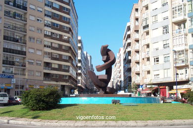 PUBLIC CONTEMPORARY ABSTRACT SCULPTURE (1980-S.XXI). SCULPTURES AND SCULPTORS. VIGO