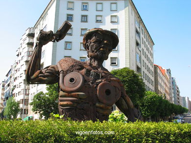 MONUMENTO Ao FERREIRO. ESCULTURAS E ESCULTORES. VIGO