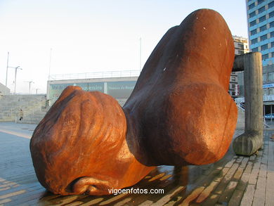 BAÑISTAS NO AREAL. ESCULTURAS Y ESCULTORES. FRANCISCO LEIRO. VIGO