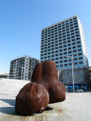 BAÑISTAS NO AREAL. SCULPTURES AND SCULPTORS. FRANCISCO LEIRO. VIGO