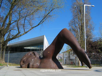 BAÑISTAS NO AREAL. ESCULTURAS Y ESCULTORES. FRANCISCO LEIRO. VIGO