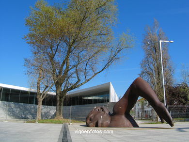 BAÑISTAS NO AREAL. ESCULTURAS Y ESCULTORES. FRANCISCO LEIRO. VIGO