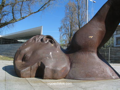 BAÑISTAS NO AREAL. ESCULTURAS Y ESCULTORES. FRANCISCO LEIRO. VIGO