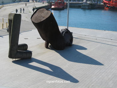 BAÑISTAS NÃO AREAL. ESCULTURAS E ESCULTORES. FRANCISCO LEIRO. VIGO