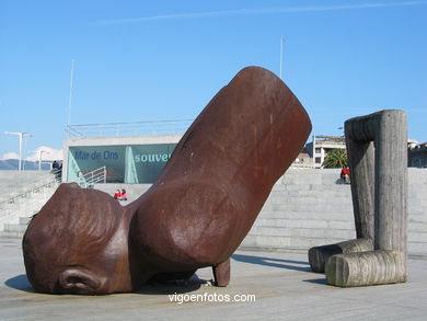 BAÑISTAS NÃO AREAL. ESCULTURAS E ESCULTORES. FRANCISCO LEIRO. VIGO