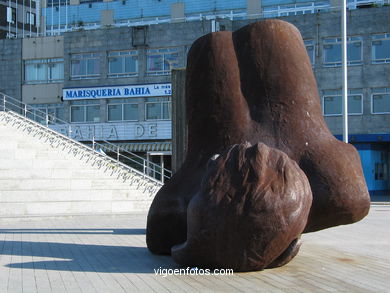 BAÑISTAS NÃO AREAL. ESCULTURAS E ESCULTORES. FRANCISCO LEIRO. VIGO