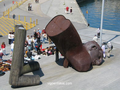 BAÑISTAS NÃO AREAL. ESCULTURAS E ESCULTORES. FRANCISCO LEIRO. VIGO