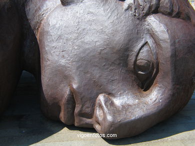 BAÑISTAS NÃO AREAL. ESCULTURAS E ESCULTORES. FRANCISCO LEIRO. VIGO