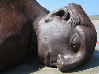 BAÑISTAS NO AREAL. SCULPTURES AND SCULPTORS. FRANCISCO LEIRO. VIGO