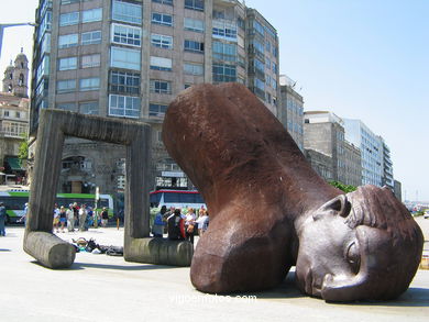 BAÑISTAS NÃO AREAL. ESCULTURAS E ESCULTORES. FRANCISCO LEIRO. VIGO