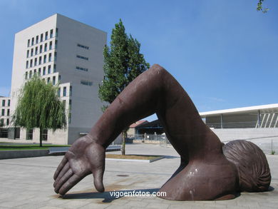 BAÑISTAS NÃO AREAL. ESCULTURAS E ESCULTORES. FRANCISCO LEIRO. VIGO