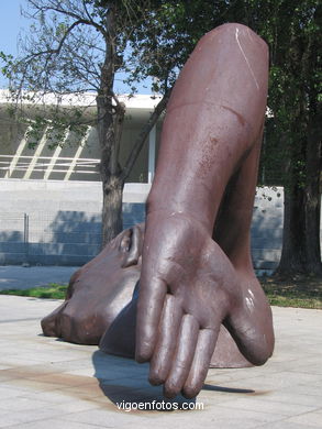 BAÑISTAS NO AREAL. ESCULTURAS Y ESCULTORES. FRANCISCO LEIRO. VIGO