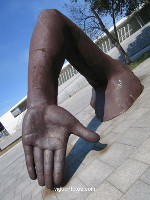 BAÑISTAS NO AREAL. ESCULTURAS Y ESCULTORES. FRANCISCO LEIRO. VIGO