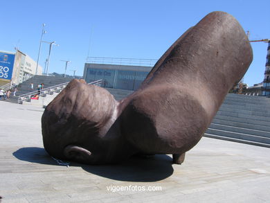 BAÑISTAS NO AREAL. ESCULTURAS Y ESCULTORES. FRANCISCO LEIRO. VIGO