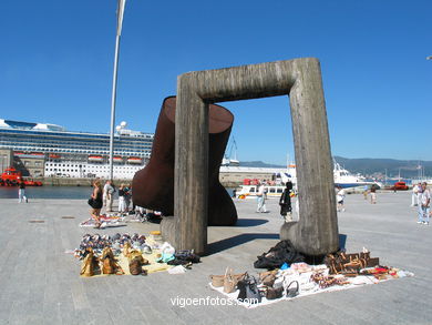 BAÑISTAS NÃO AREAL. ESCULTURAS E ESCULTORES. FRANCISCO LEIRO. VIGO