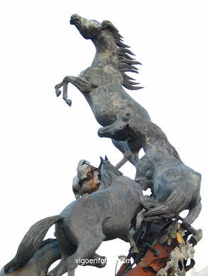 MONUMENTO A LOS CABALLOS SALVAJES DEL ESCULTOR JUAN OLIVEIRA VIEITEZ. PLAZA DE ESPAÑA