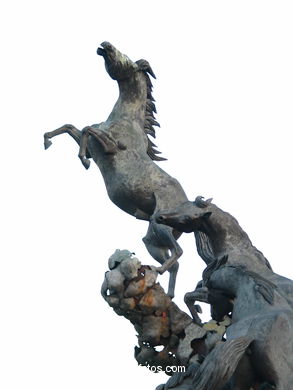 MONUMENTO A LOS CABALLOS SALVAJES DEL ESCULTOR JUAN OLIVEIRA VIEITEZ. PLAZA DE ESPAÑA