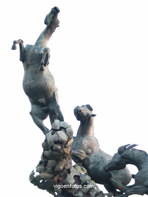 MONUMENTO A LOS CABALLOS SALVAJES DEL ESCULTOR JUAN OLIVEIRA VIEITEZ. PLAZA DE ESPAÑA