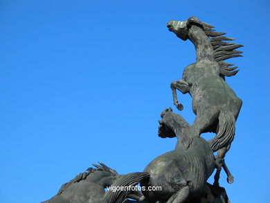 MONUMENTO A LOS CABALLOS SALVAJES DEL ESCULTOR JUAN OLIVEIRA VIEITEZ. PLAZA DE ESPAÑA