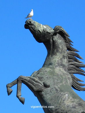 MONUMENTO A LOS CABALLOS SALVAJES DEL ESCULTOR JUAN OLIVEIRA VIEITEZ. PLAZA DE ESPAÑA