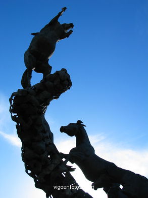 MONUMENT TO THE HORSES. SCULPTURES AND SCULPTORS. VIGO