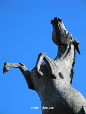 MONUMENTO A LOS CABALLOS SALVAJES DEL ESCULTOR JUAN OLIVEIRA VIEITEZ. PLAZA DE ESPAÑA