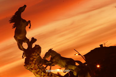 MONUMENTO A LOS CABALLOS SALVAJES DEL ESCULTOR JUAN OLIVEIRA VIEITEZ. PLAZA DE ESPAÑA