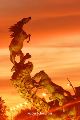 MONUMENTO A LOS CABALLOS SALVAJES DEL ESCULTOR JUAN OLIVEIRA VIEITEZ. PLAZA DE ESPAÑA