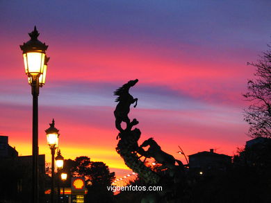 MONUMENTO A LOS CABALLOS SALVAJES DEL ESCULTOR JUAN OLIVEIRA VIEITEZ. PLAZA DE ESPAÑA