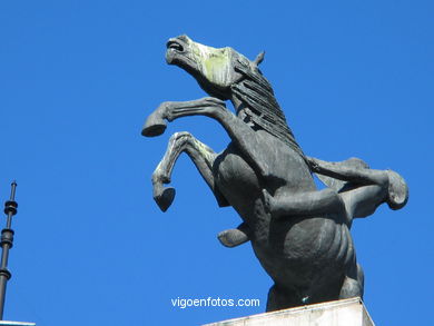 ESCULTURAS CAVALOS DE  NOVACAIXAGALICIA. ESCULTURAS E ESCULTORES. VIGO