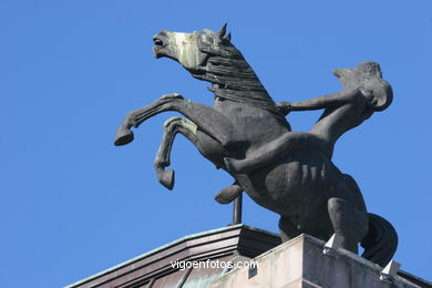 ESCULTURAS CAVALOS DE  NOVACAIXAGALICIA. ESCULTURAS E ESCULTORES. VIGO