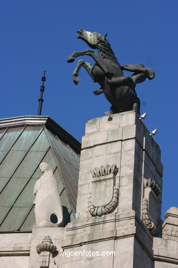 ESCULTURAS CAVALOS DE  NOVACAIXAGALICIA. ESCULTURAS E ESCULTORES. VIGO