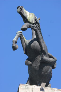 ESCULTURAS CAVALOS DE  NOVACAIXAGALICIA. ESCULTURAS E ESCULTORES. VIGO