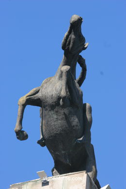 ESCULTURAS CAVALOS DE  NOVACAIXAGALICIA. ESCULTURAS E ESCULTORES. VIGO