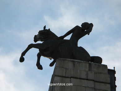 ESCULTURAS CAVALOS DE  NOVACAIXAGALICIA. ESCULTURAS E ESCULTORES. VIGO