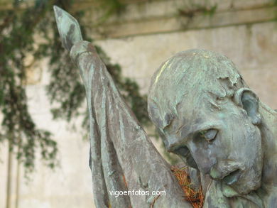 MONUMENTO-PANTEÓN DE LA CRUZ ROJA. ESCULTURAS Y ESCULTORES. VIGO