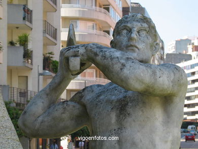 MONUMENT TO RECONQUIST. SCULPTURES AND SCULPTORS. VIGO