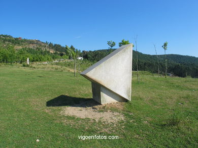 ESCULTURA ABSTRACTA CONTEMPORÂNEA. MONTE ALVA (1999). ESCULTURAS E ESCULTORES. VIGO