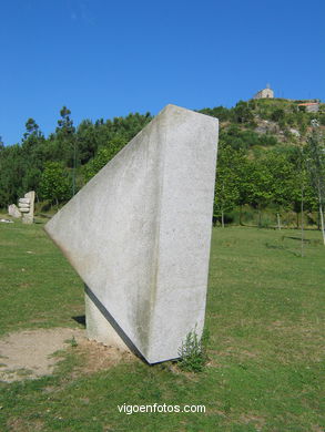 ESCULTURA ABSTRACTA CONTEMPORÂNEA. MONTE ALVA (1999). ESCULTURAS E ESCULTORES. VIGO