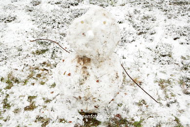 NEVE EM VIGO. PAISAGENS NEVADOS. CUVI E MONTANHA.