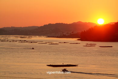 PÔR DO SOL NO MAR. OCASO. RANDE. PAISAGENS. GALIZA. ESPANHA