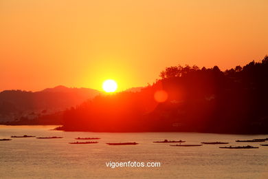 PÔR DO SOL NO MAR. OCASO. RANDE. PAISAGENS. GALIZA. ESPANHA