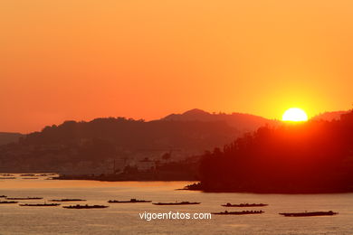 PÔR DO SOL NO MAR. OCASO. RANDE. PAISAGENS. GALIZA. ESPANHA