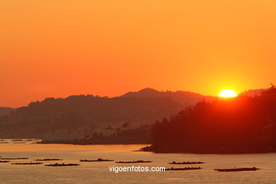 PÔR DO SOL NO MAR. OCASO. RANDE. PAISAGENS. GALIZA. ESPANHA