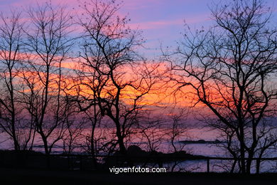 PÔR DO SOL NO MAR. OCASO. SOL. PAISAGENS. GALIZA. ESPANHA