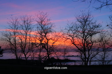 PÔR DO SOL NO MAR. OCASO. PRAIA DA FONTE. PAISAGENS. GALIZA. ESPANHA